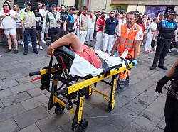 Ein verletzter Mann auf einer Bahre beim Stiertreiben im spanischen Pamplona. - &copy; Eduardo Sanz/EUROPA PRESS/dpa