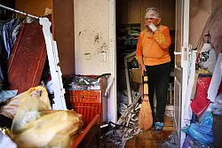 Nach den neuen russischen Angriffen laufen die Rettungs- und Wiederherstellungsarbeiten in mehreren Regionen des Landes. - &copy; Kateryna Klochko/AP/dpa