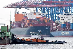 Gro&szlig;e Schiffe, die auf Lotsen angewiesen sind, konnten in Hamburg nicht fahren. - &copy; Bodo Marks/dpa