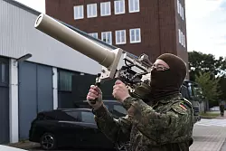 Zuletzt machten illegale Drohnenüberflüge etwa in Skandinavien häufiger Schlagzeilen - der Bund will nun die Rechtslage verschärfen. (Symbolbild) - © Marcus Golejewski/dpa