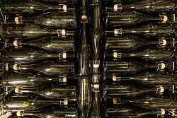 Wegen stark gestiegener Preise kaufen manche lieber Crémant als Champagner. (Symbolbild) - © Philipp von Ditfurth/dpa