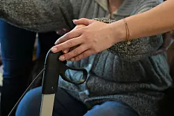 Für pflegende Angehörige bringt der Juli eine Erleichterung. (Archivbild) - © Michael Bahlo/dpa