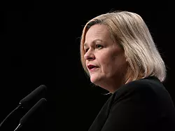 Bundesinnenministerin Nancy Faeser (SPD) hat schon vor l&auml;ngerer Zeit einen Entwurf f&uuml;r ein neues Waffenrecht erarbeiten lassen. (Archivbild) - &copy; Arne Dedert/dpa