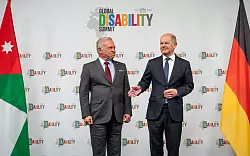 Der geschäftsführende Bundeskanzler Olaf Scholz (SPD) und der jordanischen König Abdullah II. forderten international verstärkte Anstrengungen für Inklusion und Teilhabe. - © Michael Kappeler/dpa