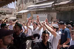 Der Flaggenmarsch verläuft jedes Jahr auch durch muslimische Viertel in Jerusalem, was Palästinenser als extreme Provokation sehen. - © Ilia Yefimovich/dpa