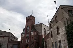 Auf dem Gel&auml;nde der Justizvollzugs- und Jugendarrestanstalt sollen insgesamt 650 Haftpl&auml;tze f&uuml;r m&auml;nnliche Gefangene entstehen. (Archivfoto) - &copy; picture alliance / Bernd Thissen/dpa