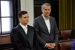 Philip von der Meden, Anwalt von Nebenkl&auml;ger Stephan Hensel, hat Christina Block nach der Bedeutung von Eintr&auml;gen in ihr Tagebuch gefragt. - &copy; Georg Wendt/dpa POOL/dpa