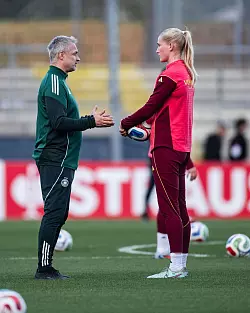 Bundestrainer Wück muss auch auf Camilla Küver verzichten. (Archivbild) - © Marius Becker/dpa