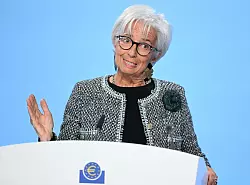 EZB-Präsidentin Lagarde: Weitere Zinssenkungen im Blick (Archivbild) - © Arne Dedert/dpa