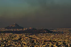 Der Rauch der Br&auml;nde sorgt f&uuml;r sehr hohe Feinstaubwerte in Athen. - &copy; Petros Giannakouris/AP/dpa