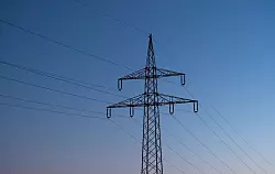 Der Ausbau der Stromnetze kostet viel Geld. (Archivbild) - © Silas Stein/dpa