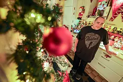 Christbaumkugeln und Weihnachtsm&auml;nner auch in der K&uuml;che. Sein Essen macht Dirk van Acken in der Zeit in der Mikrowelle warm. - &copy; Christoph Reichwein/dpa