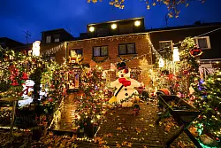 Glitzertraum zur Vorweihnachtszeit: Der Oberhausener Altenpfleger Dirk van Acken hat seine Wohnung zum Weihnachtshaus umdekoriert - &copy; Christoph Reichwein/dpa