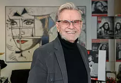 Visagist Koch stellt Lippenstifte aus. (Archivbild) - © Jens Kalaene/dpa-Zentralbild/dpa