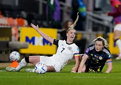 Gwinn (l) will auf wie neben dem Platz ihre Meinung sagen. - © Andrew Milligan/PA Wire/dpa