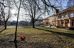 Am Dienstagmittag war das Kita-Gel&auml;nde verwaist. - &copy; Jens Kalaene/dpa