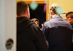 Vergangene Woche gab es Kontrollen gegen Sozialbetrug im Ruhrgebiet, hier die Beamtinnen und Beamten bei einer Wohnungsbesichtigung. - &copy; Christoph Reichwein/dpa