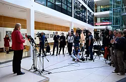 Als SPD-Chefin verk&uuml;ndet B&auml;rbel Bas den Start der Sozialstaatskommission ihrer Partei. - &copy; Bernd von Jutrczenka/dpa