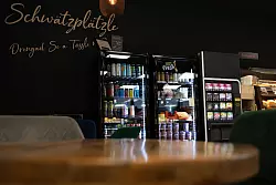 Neben Automaten mit Lebensmitteln bietet manch personalloser Supermarkt sogar eine Sitzecke. (Archivbild) - © Markus Lenhardt/dpa