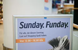 Immer wieder gibt es die Möglichkeit, sonntags einkaufen zu gehen. (Archivbild) - © Annette Riedl/dpa