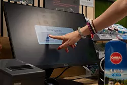 Im personallosen Supermarkt klickt sich die Kundschaft selbst bis zu Bezahlung. (Archivbild) - © Markus Lenhardt/dpa