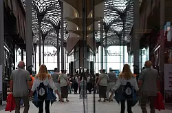 Sieht aus wie Montag, Mittwoch oder Samstag: Ab und zu können Menschen auch sonntags shoppen. (Archivbild) - © Marcus Brandt/dpa