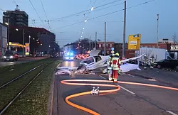 Das Flugzeug sei mitten auf der Fahrbahn zum Stehen gekommen, sagte eine Polizeisprecherin. - © Rene Priebe/PR-Video /dpa