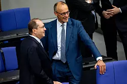 Für Bundesinnenminister Alexander Dobrindt (CSU) ist die Aussetzung des Familiennachzugs ein wichtiger Baustein der neuen Migrationspolitik. (Archivfoto) - © Fabian Sommer/dpa