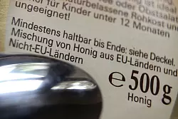 Verbrauchersch&uuml;tzer monieren vage Angaben zur Honig-Herkunft &laquo;aus EU-L&auml;ndern und Nicht-EU-L&auml;ndern&raquo;. (Archivbild) - &copy; Karl-Josef Hildenbrand/dpa