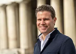 Der frühere Spitzenschiedsrichter Brych rief zum Schutz des Fußballs auf. (Archivbild) - © Peter Kneffel/dpa