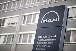 Der Lkw- und Bushersteller MAN meldet einen riesigen Auftrag der Bahn. - &copy; Daniel Karmann/dpa