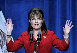 Die Republikanerin Palin fiel von Anfang an mit ihrem Look und ihrer Art auf. (Archivbild) - © picture alliance / dpa