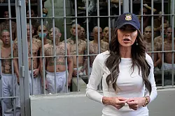 Noem setzte sich kürzlich vor Gefangenen in Szene - zum Maga-Stil gehört auch, Härte zu zeigen. (Archivbild) - © Alex Brandon/AP/dpa