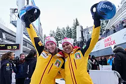 Laura Nolte (l) und Deborah Levi gewinnen souverän im Zweierbob. - © Matthias Schrader/AP/dpa