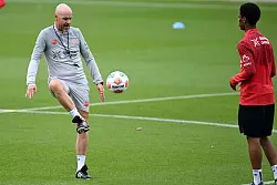 Der Trainer zeigt wie es geht. - © Federico Gambarini/dpa