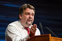 Dennis Radtke stellt die Frage, ob Merz seiner Rolle als Kanzler gerecht wird. - © Jacob Schröter/dpa