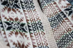Fair-Isle-Strickjacke - die Muster zu stricken erfordert hohe Handarbeitskunst. - © Verena Wolff/dpa-tmn