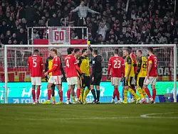 Emre Can (M) stand im Mittelpunkt des Geschehens in K&ouml;penick. - &copy; Soeren Stache/dpa