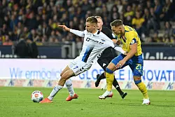Paderborn Torsch&uuml;tze Filip Bilbija (l) im Zweikampf mit dem Braunschweiger Sven K&ouml;hler. - &copy; Swen Pf&ouml;rtner/dpa
