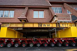 Das 672 Tonnen schwere Geb&auml;ude rollt langsam durch die Stadt. - &copy; Malin Haarala/AP/dpa