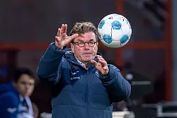 Trainer Dieter Hecking: Der Ball liegt bei der Mannschaft. - © David Inderlied/dpa