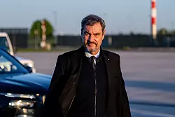 Söder bei der Ankunft in Rom. - © Fabian Sommer/dpa