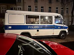 Einsatz am fr&uuml;hen Morgen: Ein Polizeiwagen in Berlin-Friedrichshain. - &copy; Paul Zinken/dpa