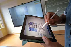 Wie verändert sich der Arbeitsmarkt in Zukunft? Bei dieser Frage spielt auch die zunehmende Automatisierung durch KI eine Rolle. - © Heiko Rebsch/dpa/dpa-tmn