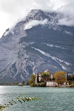 Der oftmals von Nebel umwaberte Lago Toblino ist vielleicht der schönste See im Valle dei Laghi. - © Ute Müller/dpa-tmn