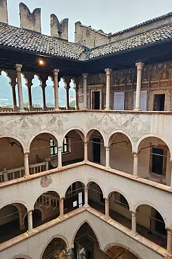 Arkaden und Fresken zieren das Innere des Castello del Buonconsiglio. - © Ute Müller/dpa-tmn