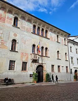Von der Renaissance-Architektur des Trentino zeugt der Palazzo Geremia in Trient. - © Ute Müller/dpa-tmn