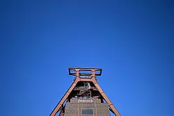 Über dem jetzt verfüllten Schacht XII der ehemaligen Steinkohlezeche Zollverein steht ein weithin sichtbares Fördergerüst. - © Federico Gambarini/dpa