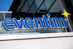 Das Eventim-Logo h&auml;ngt an einem Ticketschalter an der Bremer &Ouml;VB-Arena. (Archivbild) - &copy; Hauke-Christian Dittrich/dpa