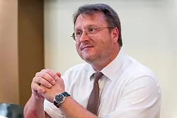 Robert Sesselmann (AfD) vor der Kreistagssitzung in Sonneberg. - © Daniel Vogl/dpa